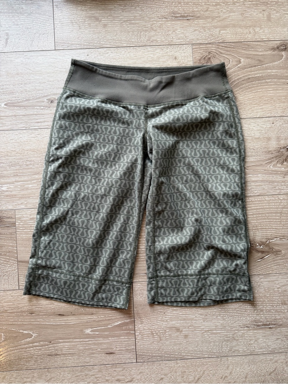 Women's Lululemon Olive Patterned Mid-Length Active Shorts